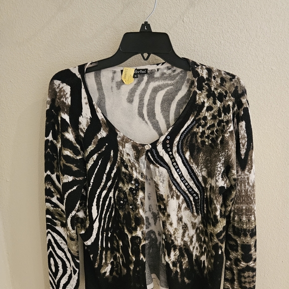 Sweater in grey/white/black dry cleaned in size Medium - Picture 4 of 5